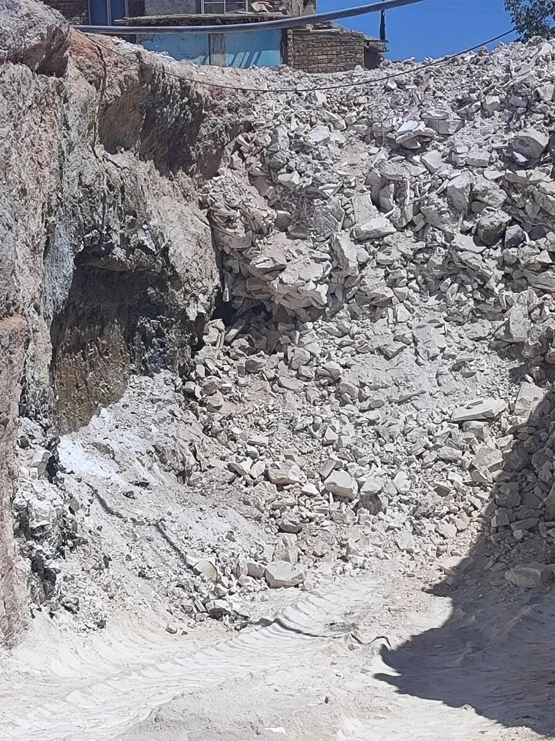 سیمان گچ صدف پوکه معدنی ماسه آهک  قیر  آجر|مصالح و تجهیزات ساختمان|خرم‌آباد, |دیوار