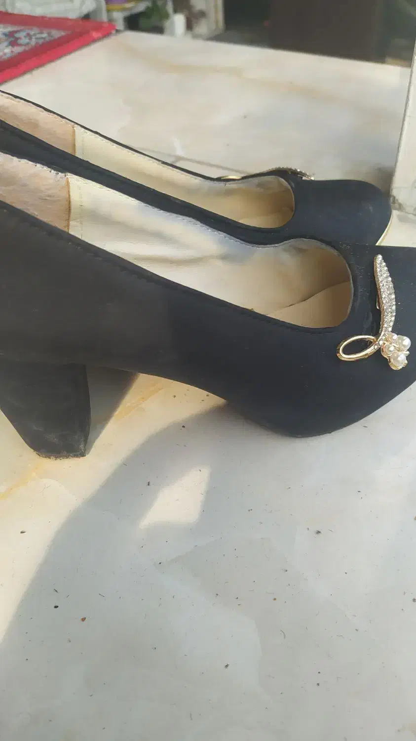 کفش|کیف، کفش، کمربند|سنگر, |دیوار