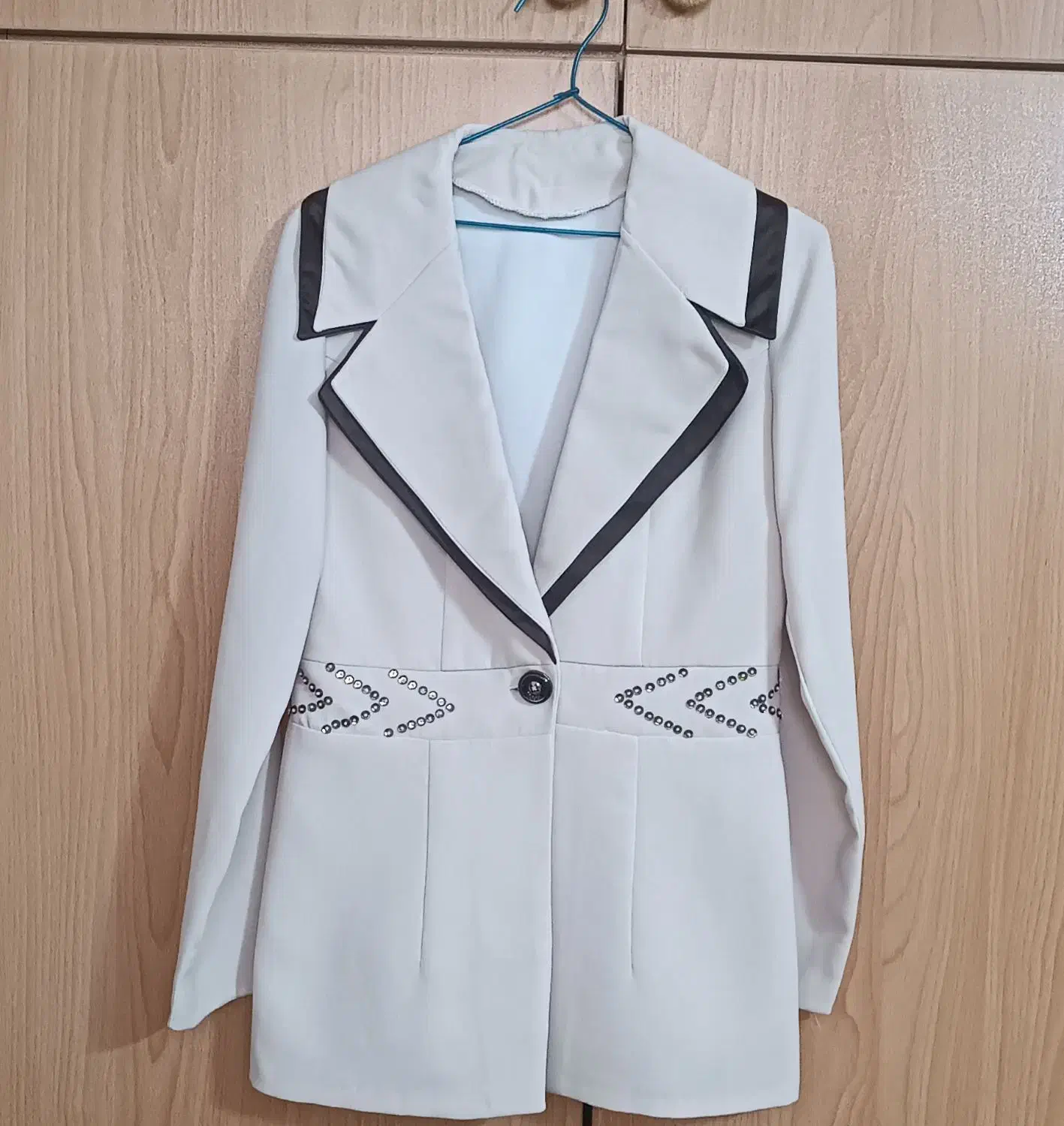 دو عدد کت شیک|لباس|ابریشم, |دیوار