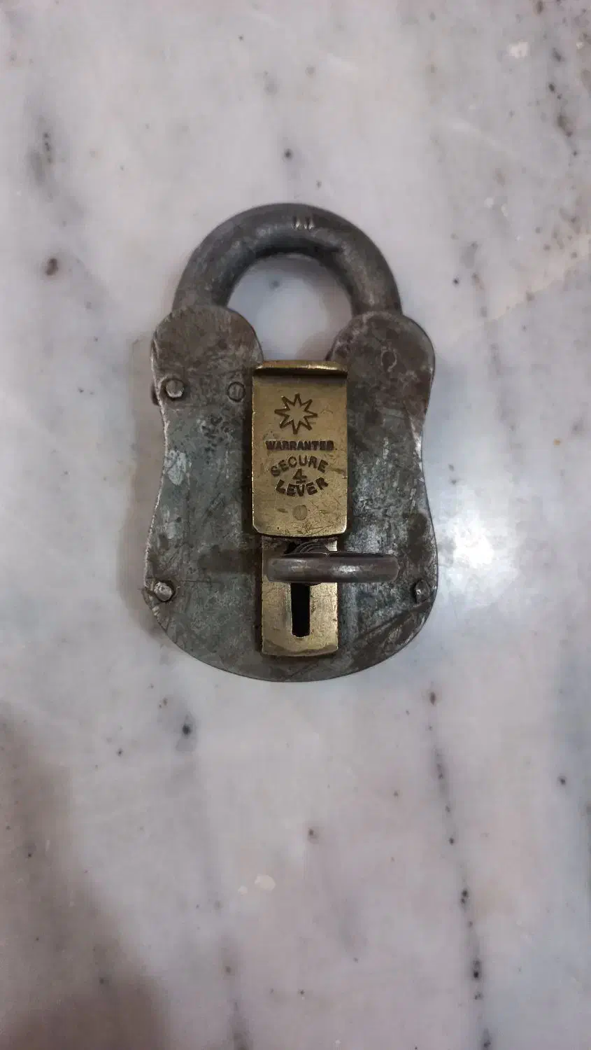 یک عدد قفل قدیمی انگلیسی همراه کلید سالم|کلکسیون اشیاء عتیقه|اصفهان, منتظرالمهدی|دیوار