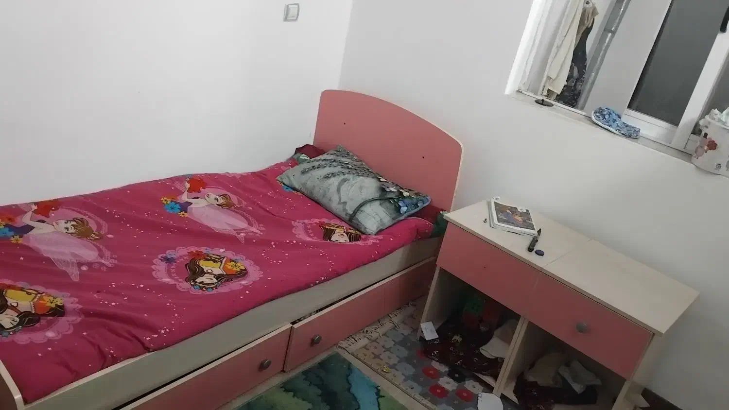 تخت و بغل تختی  یک نفره در حد|تخت و سرویس خواب|بابلسر, |دیوار