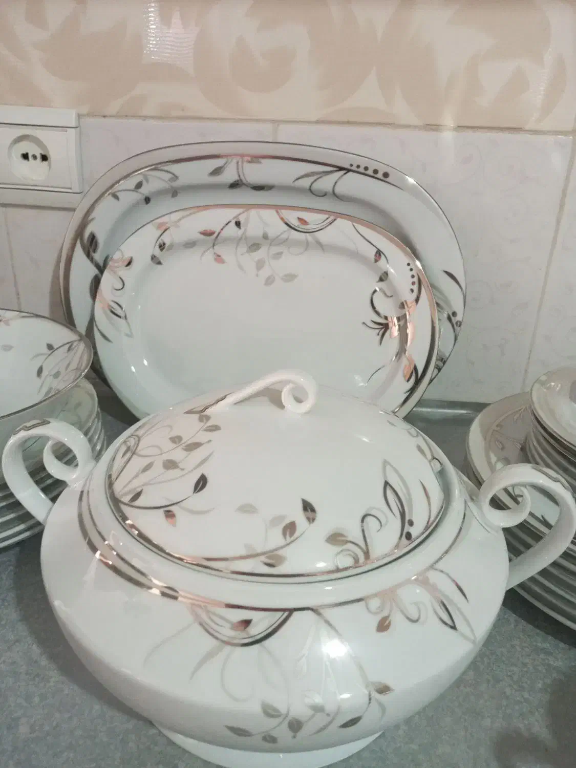 سرویس چینی ۶ نفره|ظروف سرو و پذیرایی|بروجرد, |دیوار