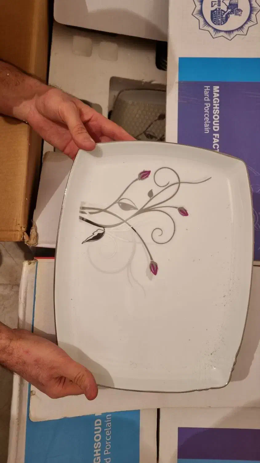 سرویس چینی ۱۲ نفرطرح مربعی دورطلایی ۱۰۲ تیکه اکبند|ظروف سرو و پذیرایی|ملارد, |دیوار