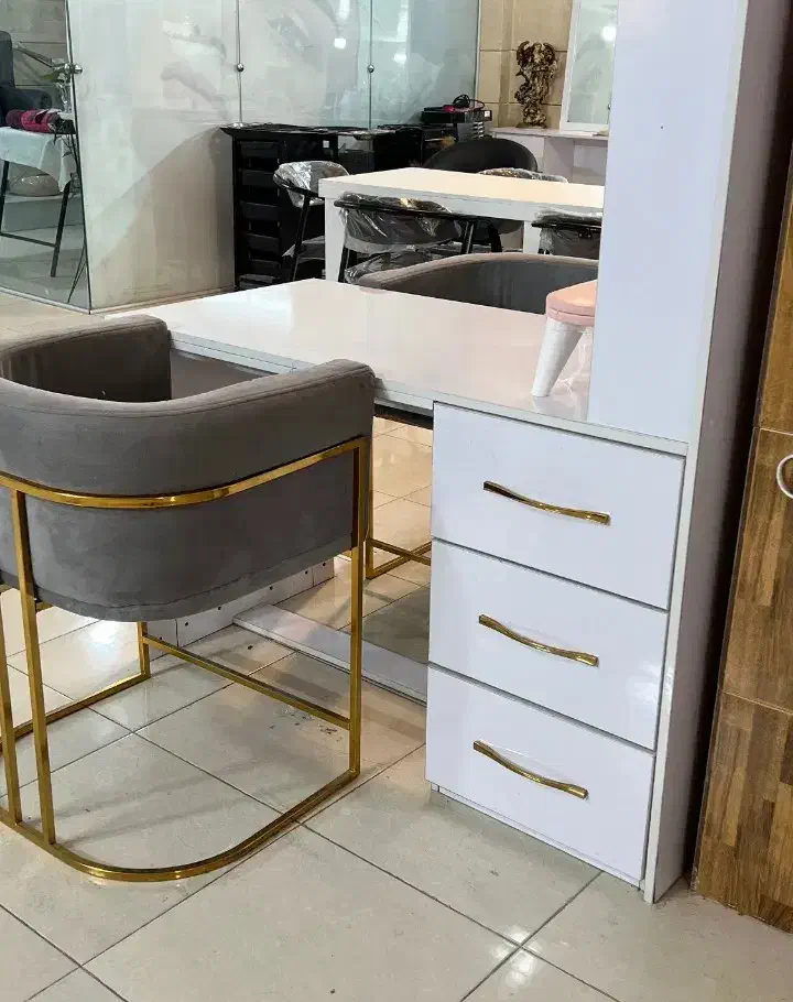 میز ناخن وصندلی|آرایشگاه و سالنهای زیبایی|شاهینشهر, گزبرخوار|دیوار