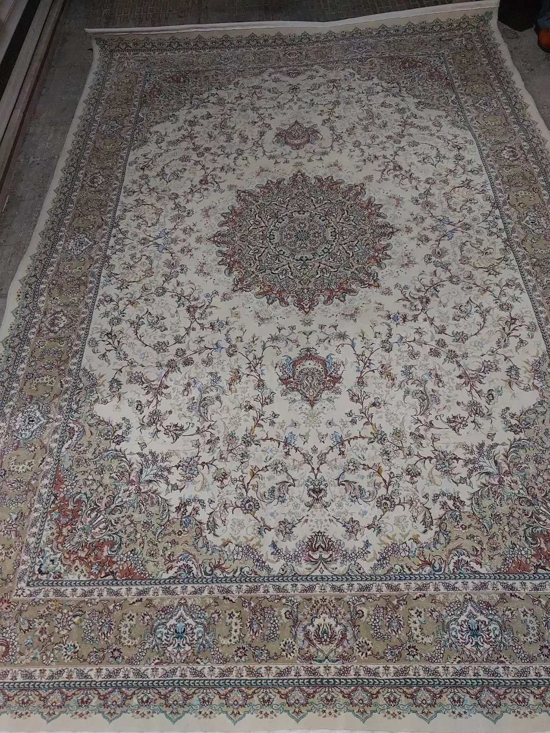 فرش رضا قهرمانی ۱تخته ۹ متری ۷۰۰شانه تراکم۲۵۵۰|فرش|اراک, |دیوار