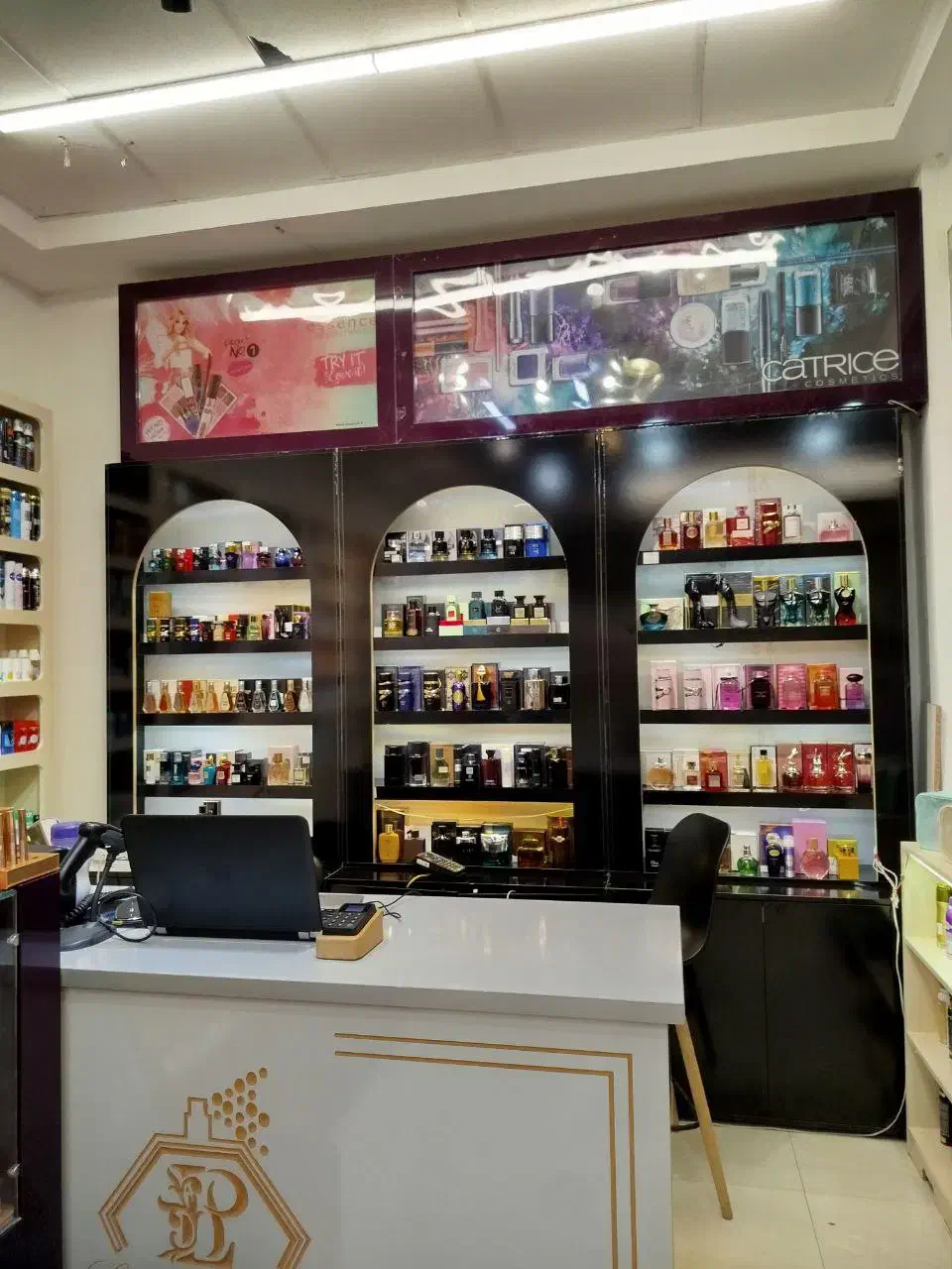 دکور و میز و رگال مخصوص ارایشی و عطر و ادکلن|فروشگاه و مغازه|مشهد, گوهرشاد|دیوار