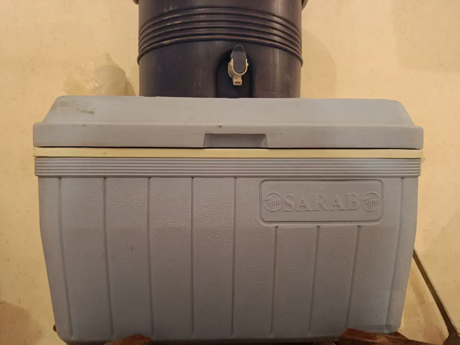 کلمن|ظروف نگهدارنده، پلاستیکی، یک‌بارمصرف|بومهن, |دیوار