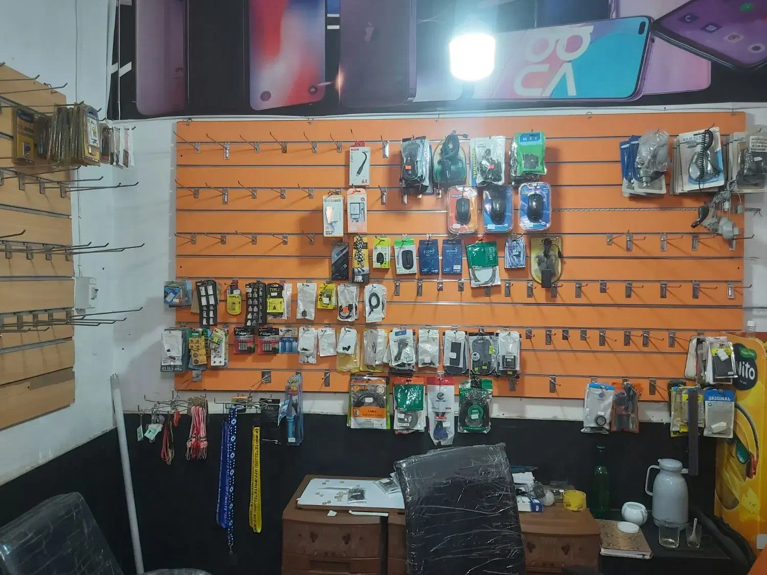 ویترین مغازه موبایل|فروشگاه و مغازه|شاهرود, |دیوار