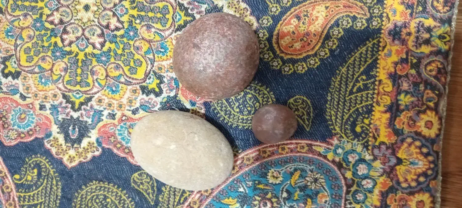 سنگهایی ازقدیم که مربوط به بیش از۶۰سال|کلکسیون اشیاء عتیقه|نیشابور, گنبد سبز|دیوار