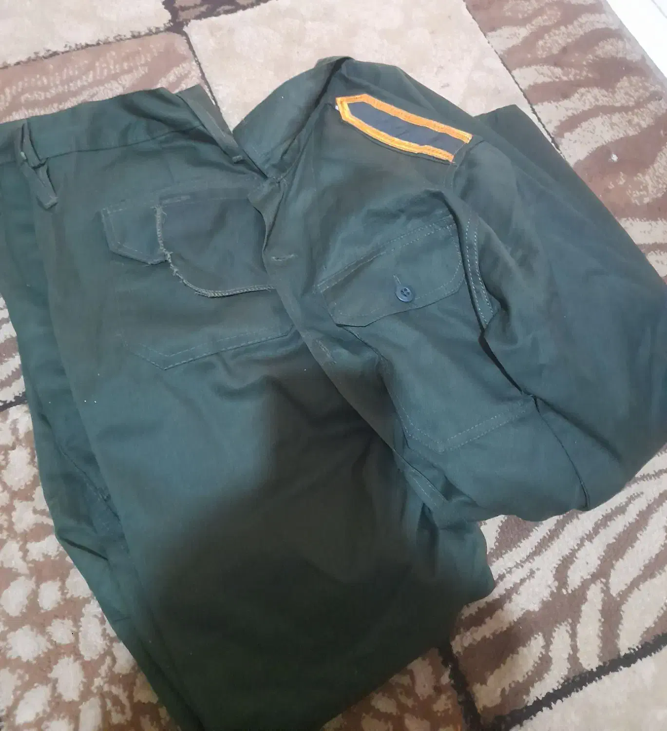 لباس نظامی|لباس|کرج, حصارک بالا|دیوار