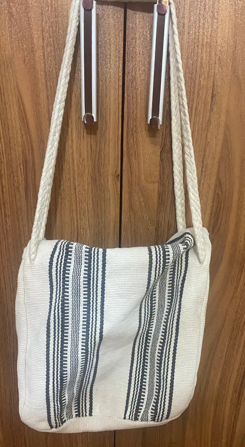 کیف|کیف، کفش، کمربند|رشت, بازار|دیوار