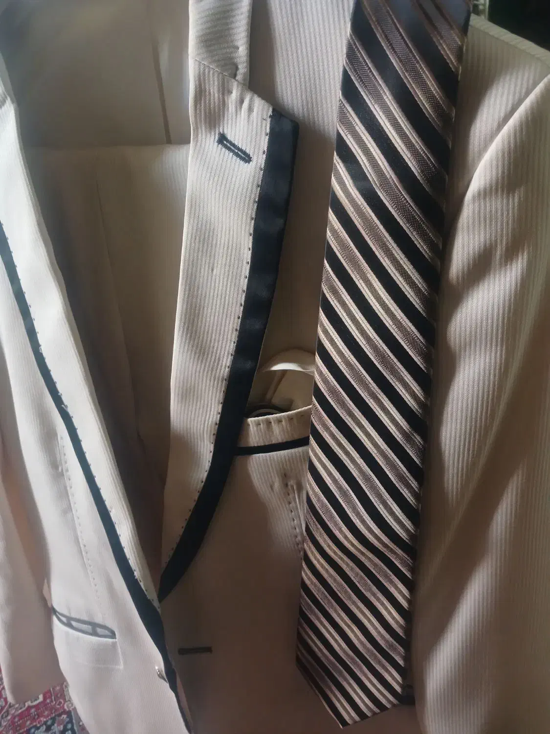 کت شلوار فقط یک بار پوشیده شده|لباس|رشت, فلسطین|دیوار