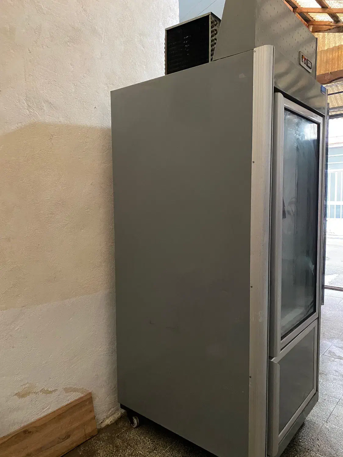 یخچال ویترینی|کافی‌شاپ و رستوران|رشت, دروازه لاکان|دیوار