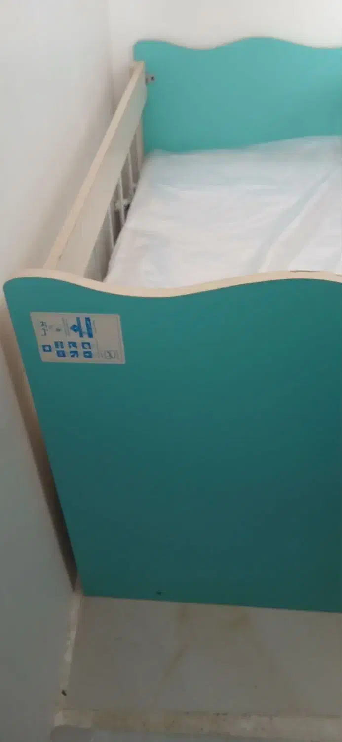 تخت نوزادی بسیار شیک وتمیز|اسباب و اثاث بچه|رباطکریم, الارد|دیوار