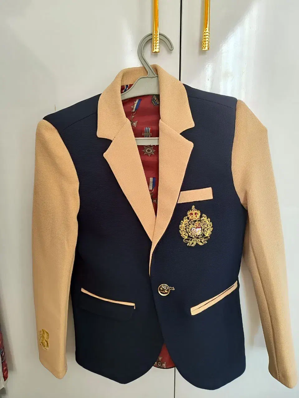 کت بچگانه همراه با پیراهن است|کفش و لباس بچه|شیراز, شهرک مطهری|دیوار