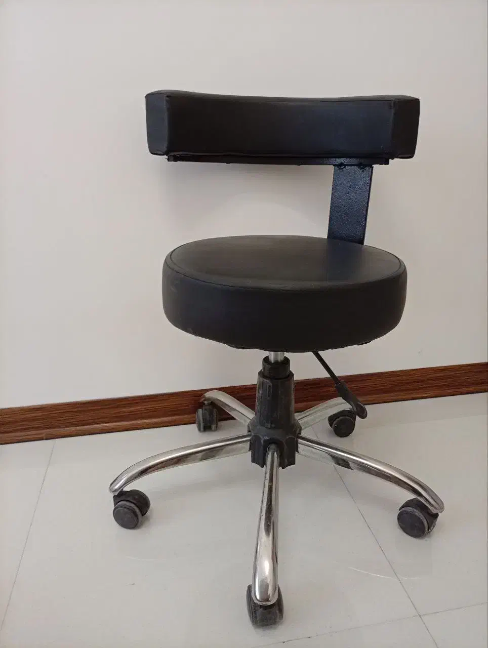 صندلی و تخت ارایشگاه|آرایشگاه و سالنهای زیبایی|ابهر, |دیوار