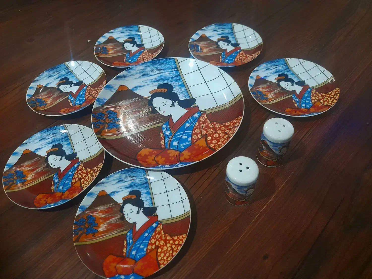 ظروف قدیمی|کلکسیون اشیاء عتیقه|اراک, |دیوار