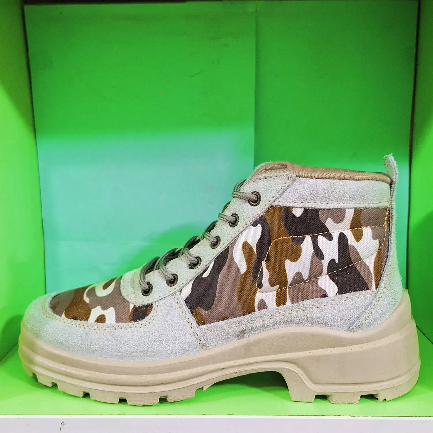 کفش کوهستان|کیف، کفش، کمربند|اردبیل, |دیوار