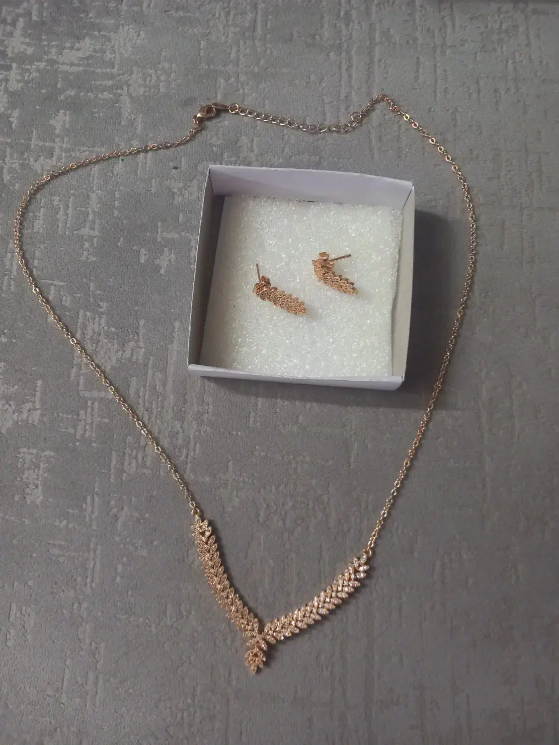 دستبند وگردن بند|بدلیجات|برخوار, |دیوار