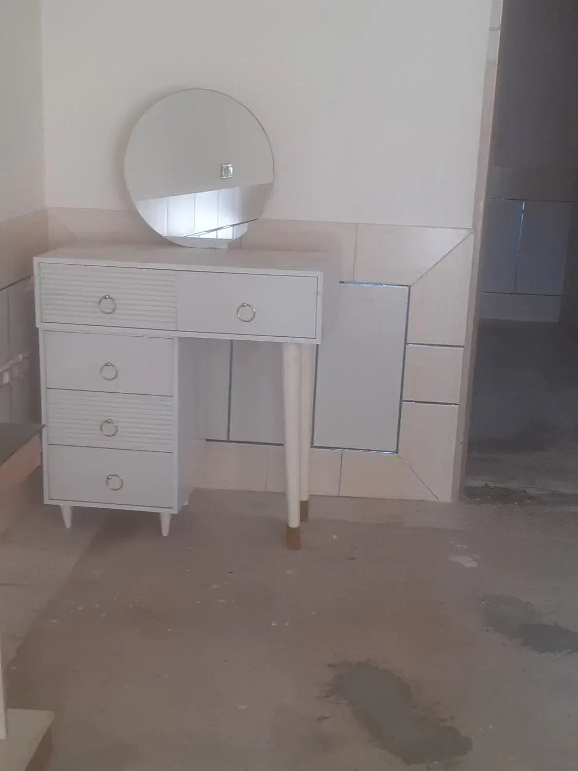 میزتوالت|تخت و سرویس خواب|اصفهان, لاله|دیوار