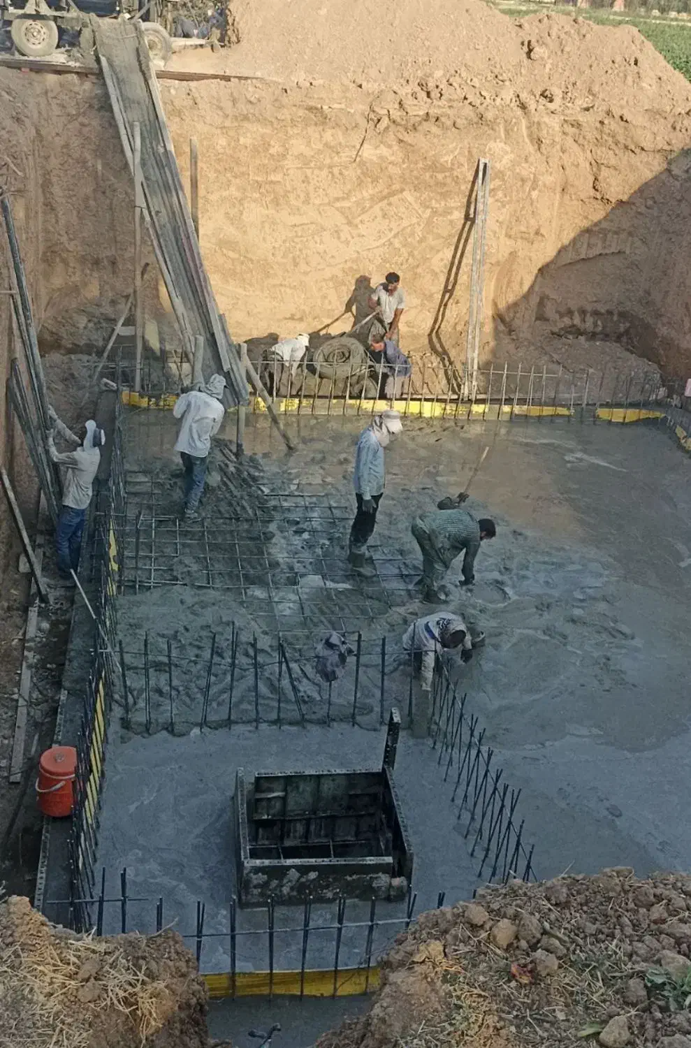 بتن ریزی با دستگاه خلاطه|خدمات پیشه و مهارت|اسدآباد, |دیوار