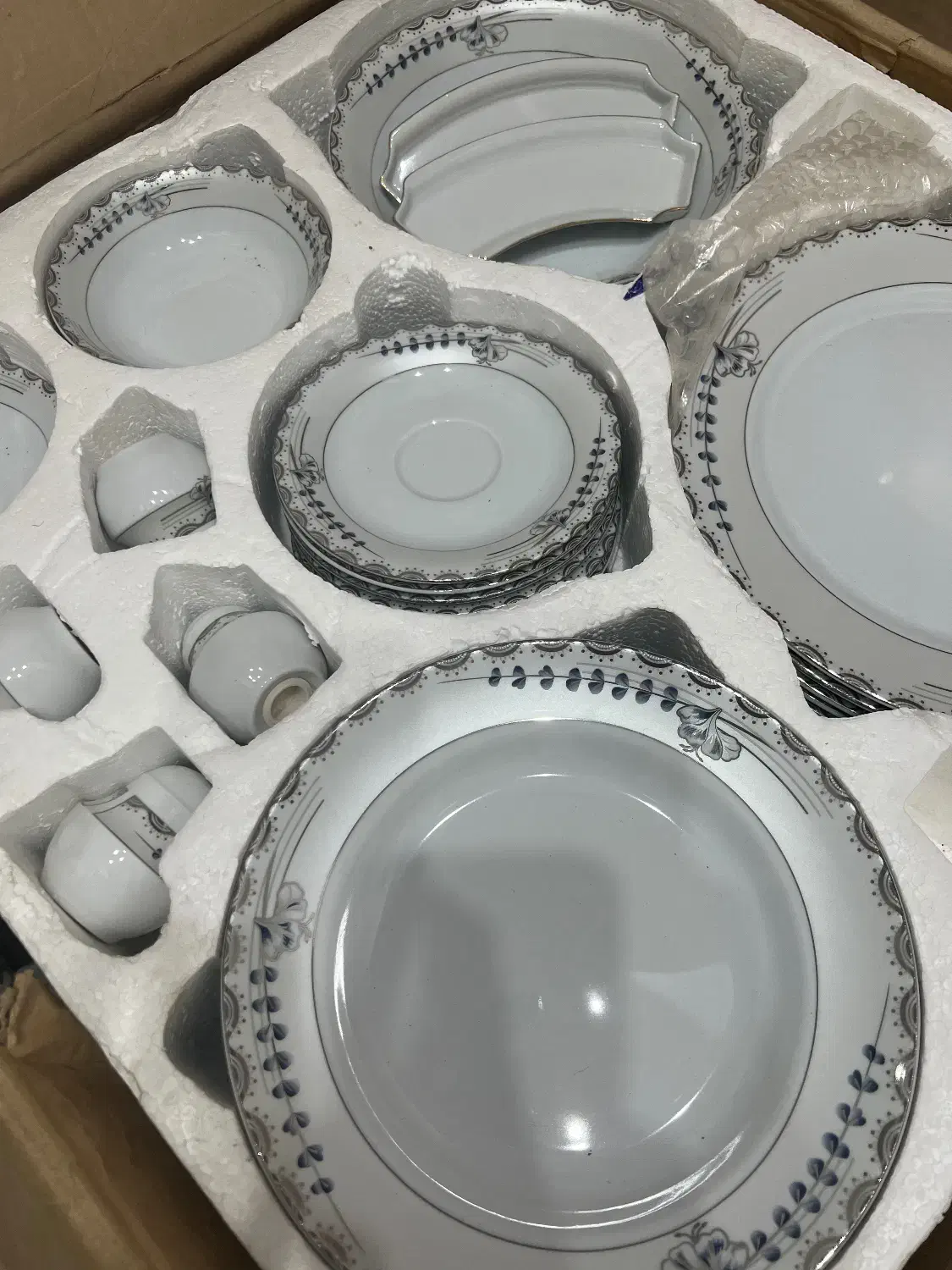 سرویس چینی توس کاملا نو ۱۰۸ پارچه|ظروف سرو و پذیرایی|مشهد, انقلاب|دیوار