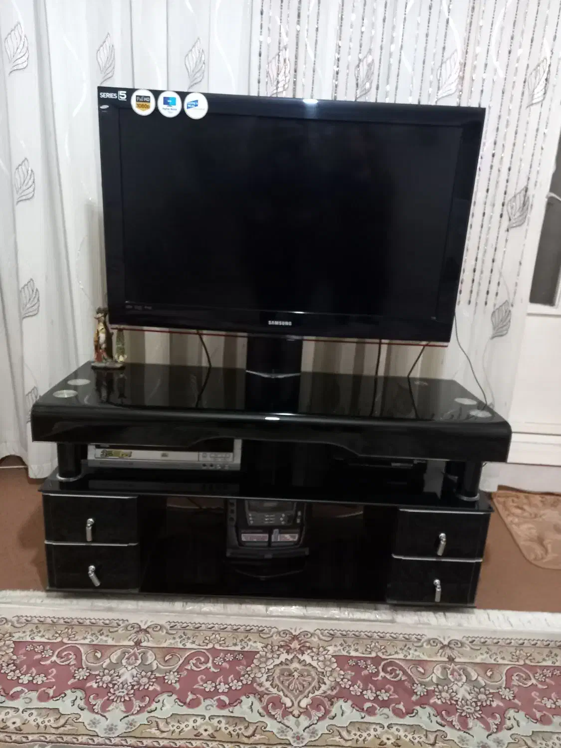 فروش یک عدد تلویزیون به همراه میز|تلویزیون و پروژکتور|شیراز, شریف‌آباد|دیوار