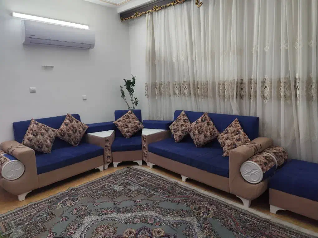 مبل 9 نفره + عسلی (کاملا تمیز و سالم)|مبلمان خانگی و میز عسلی|قم, پردیسان|دیوار