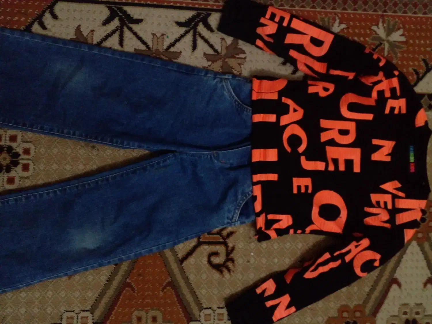 لباس بچگانه|کفش و لباس بچه|تفت, |دیوار