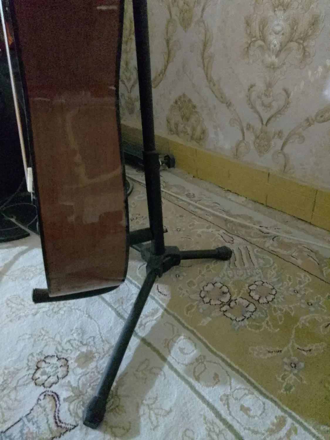 گیتار سفارشی  با پایه ی فلزی|گیتار، بیس، امپلیفایر|ایوان, |دیوار