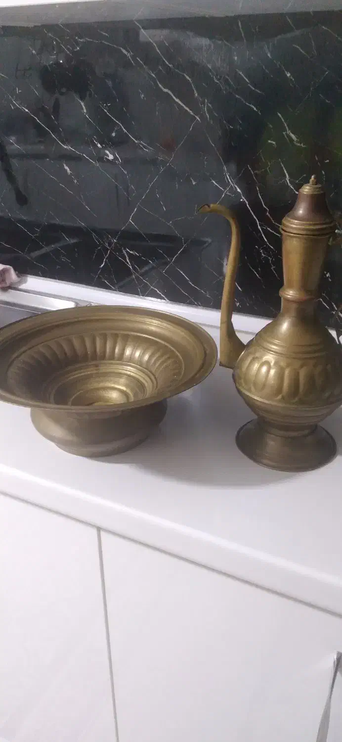 **آفتابه لگن ۳تیکه برنجی**|کلکسیون اشیاء عتیقه|ساری, |دیوار