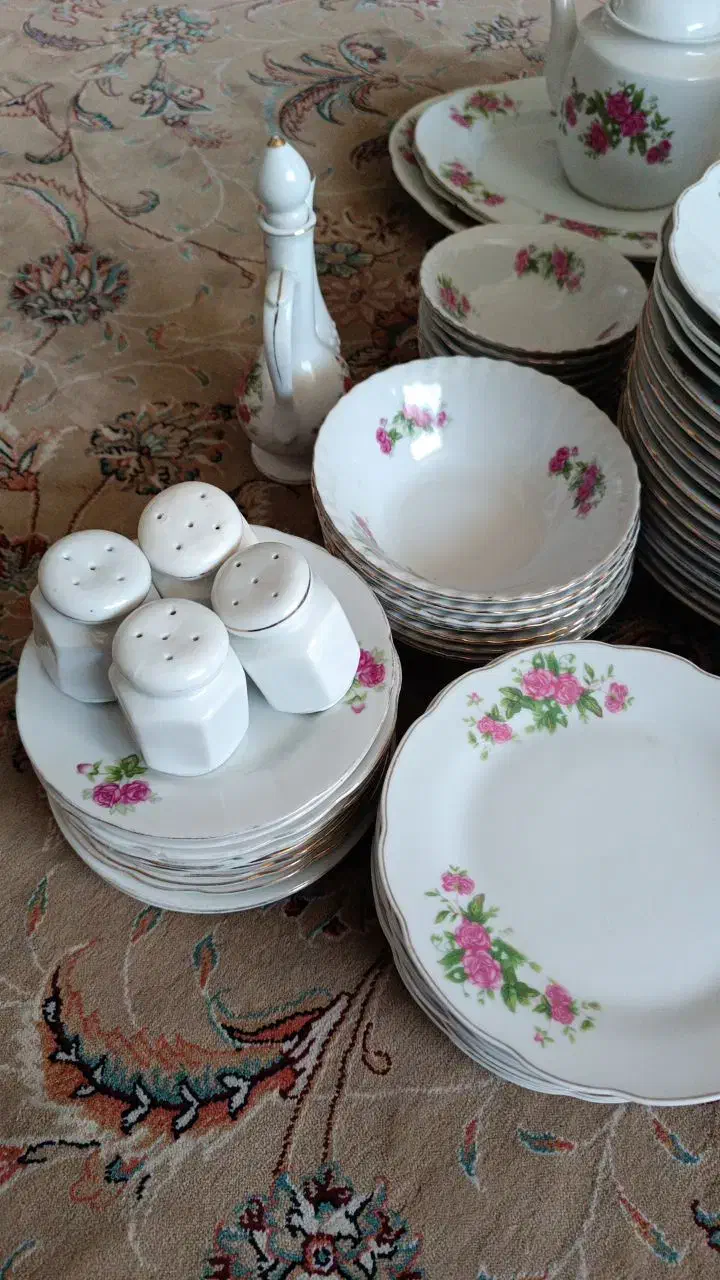 چینی کلکسیونی گل سرخی|کلکسیون اشیاء عتیقه|قرچک, داوود آباد|دیوار