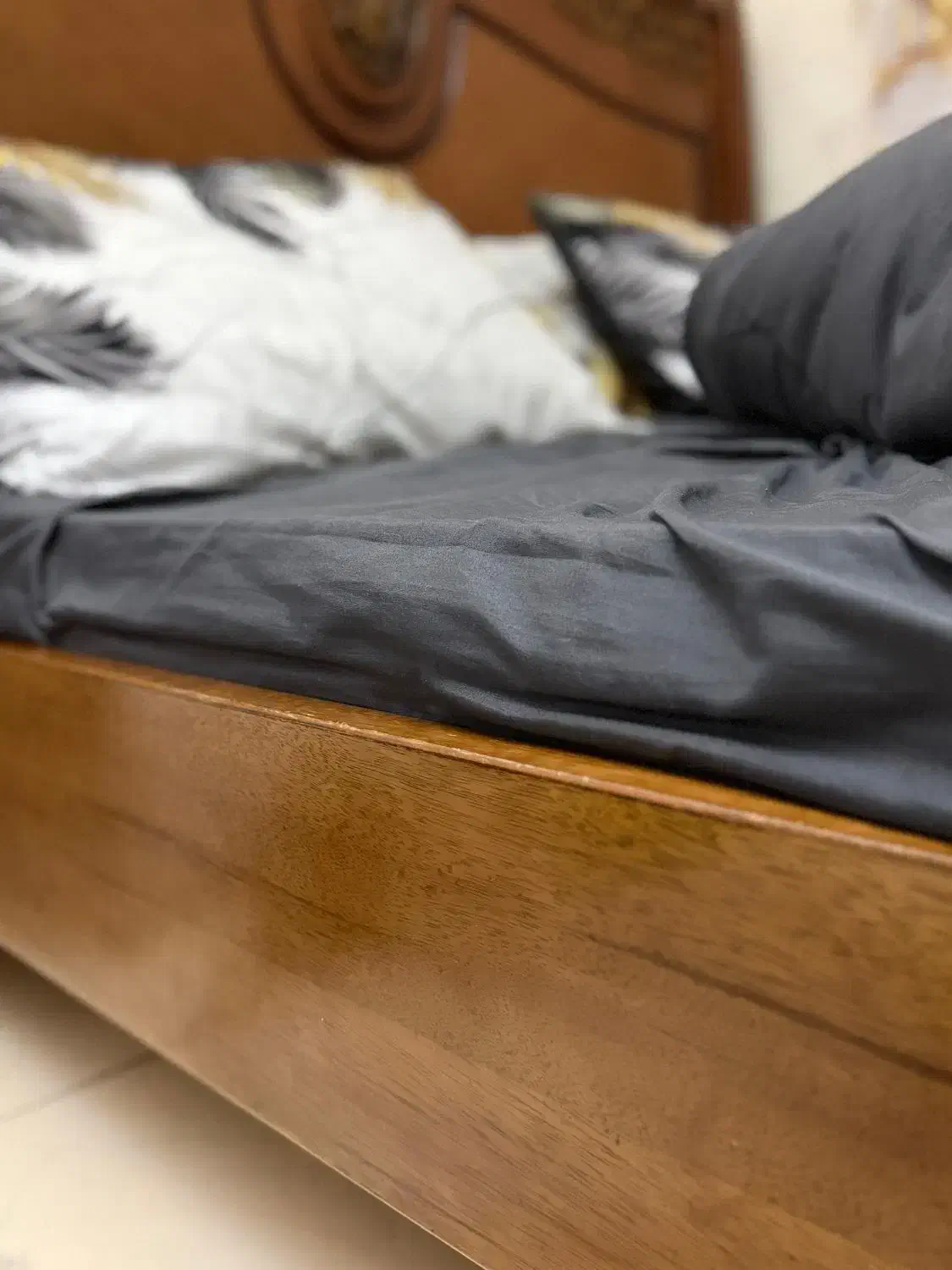 سرویس تخت خواب دو نفره همراه میز آرایش|تخت و سرویس خواب|اندیشه, اندیشه فاز ۱|دیوار