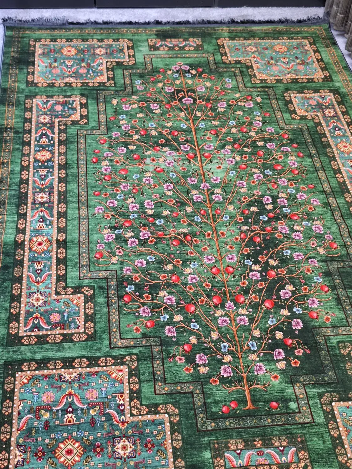 فرش کلکسیونی سبز درباری|فرش|اصفهان, کوی شهید کشوری|دیوار