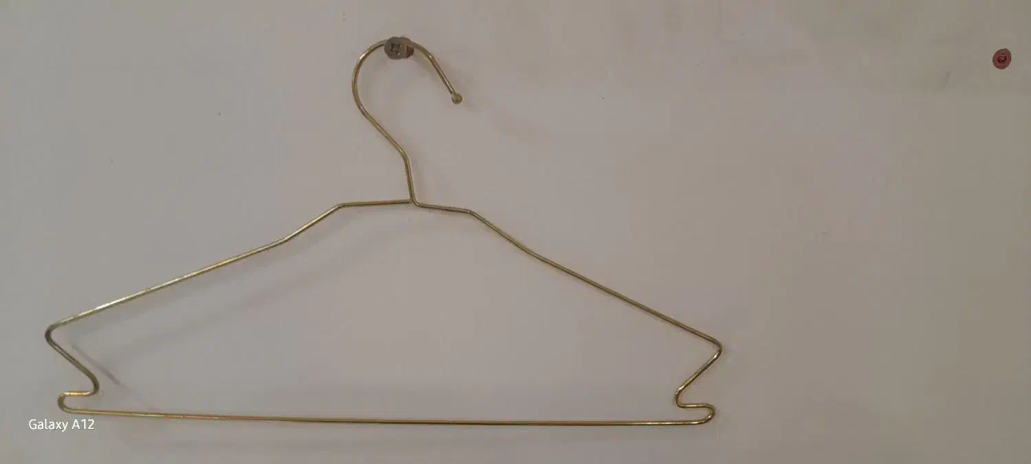 تعدادی چوب لباسی فلزی طلایی|جاکفشی، کمد، دراور|مشهد, حسینآباد|دیوار