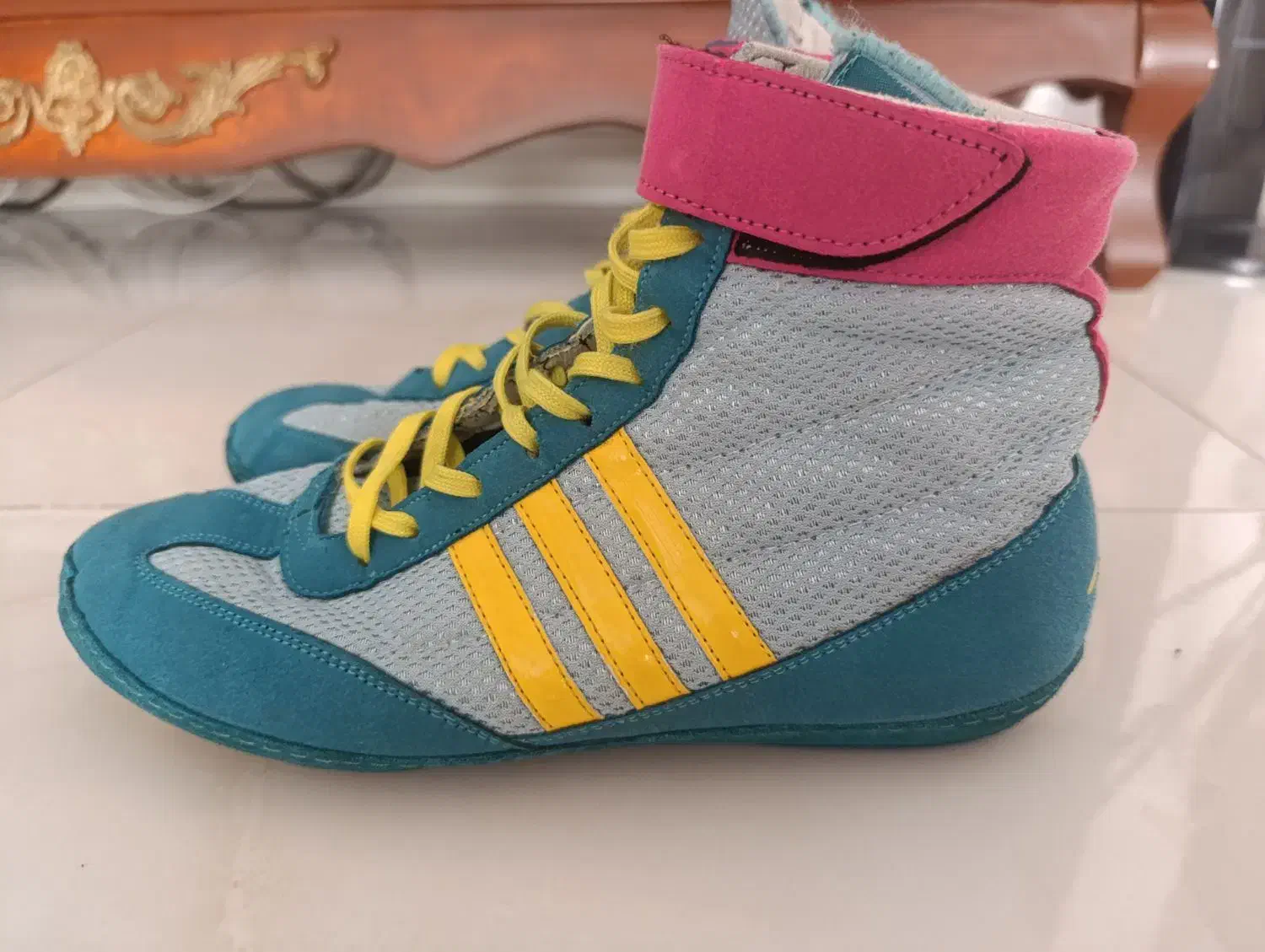 کفش کشتی|کیف، کفش، کمربند|شهریار, شهریار|دیوار