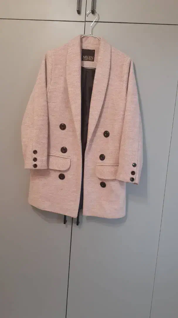 پالتوی صورتی نوی نو|لباس|رشت, باهنر|دیوار
