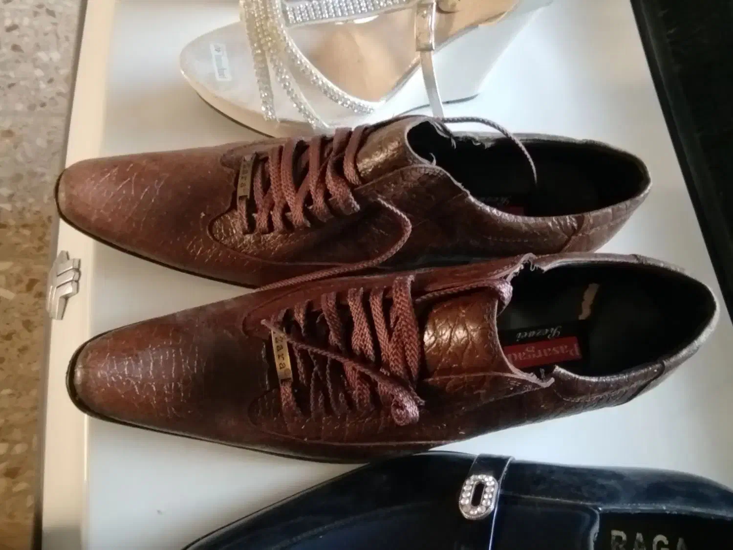 کفش|کیف، کفش، کمربند|شیراز, کوشک بیدک|دیوار