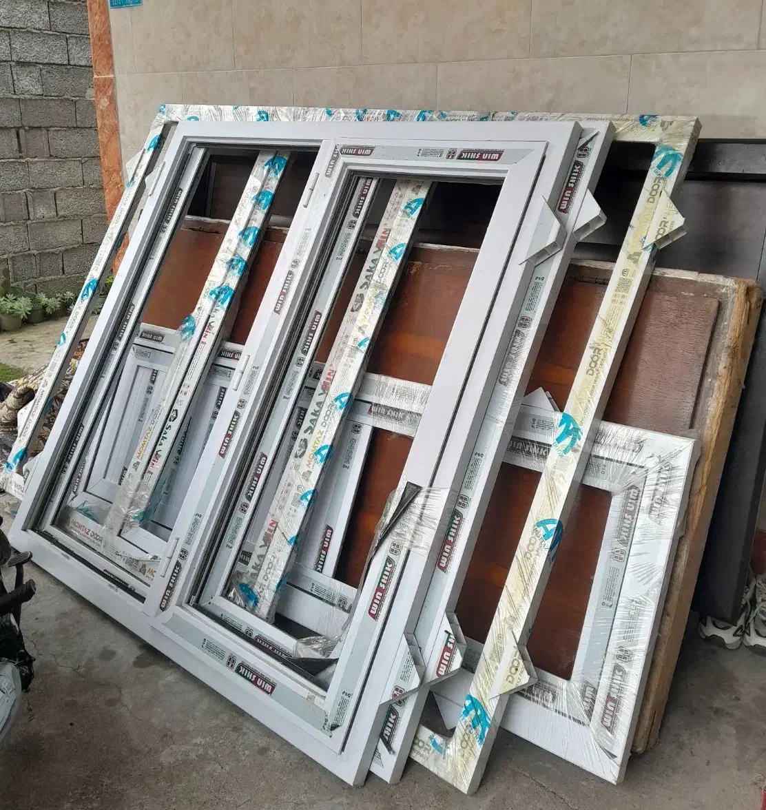 در ضد سرقت و پنجره کاملا نو هستند|مصالح و تجهیزات ساختمان|رودبنه, |دیوار