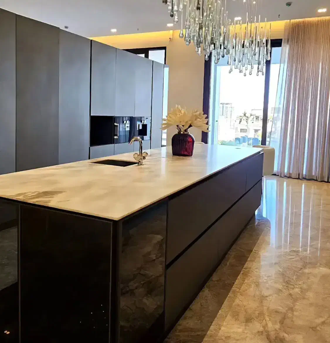 نیاوران / ۲۴۰متر آپارتمان/ مشاعات هتلینگ/۴ پارکینگ