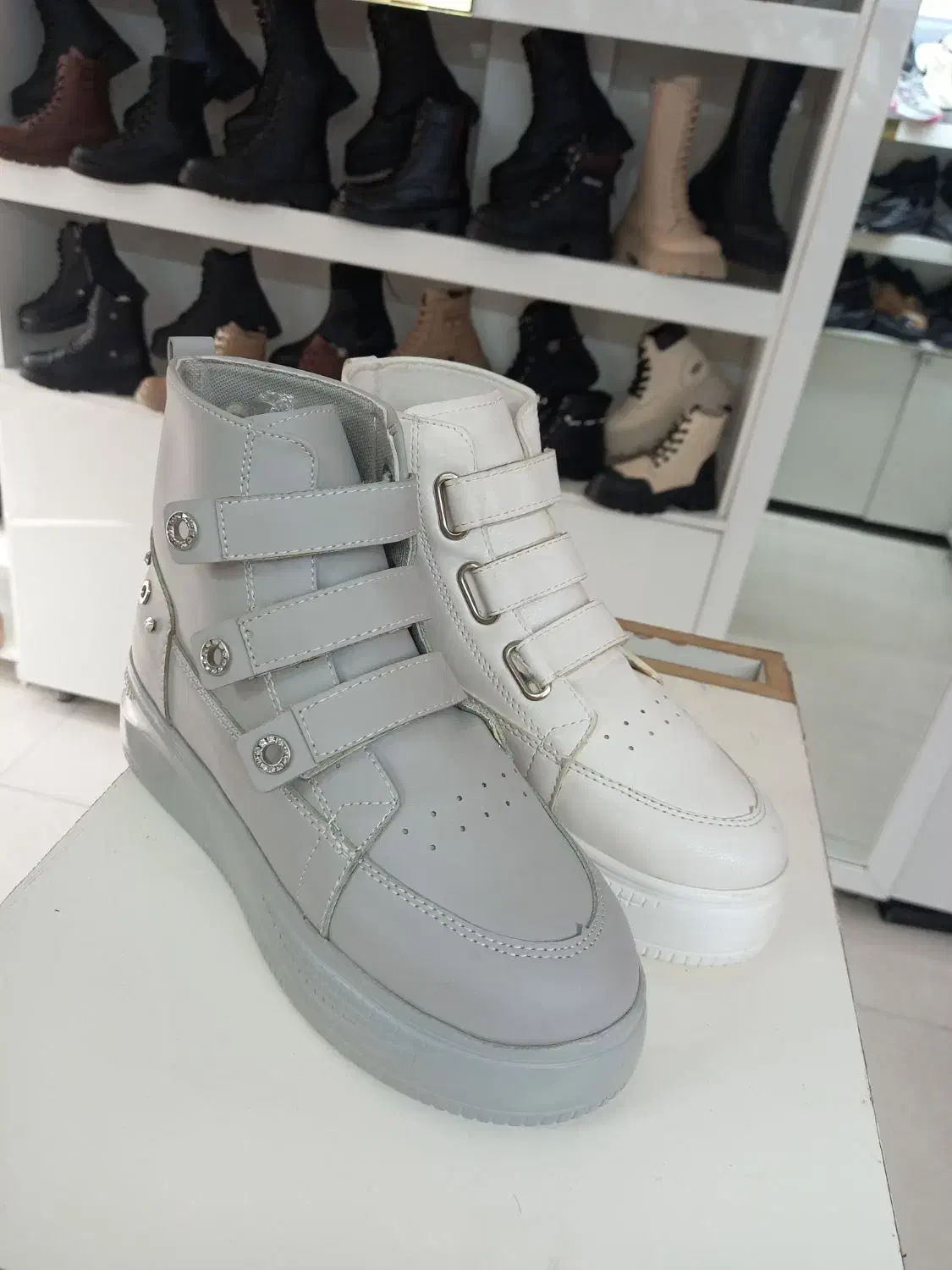 نیم بوت  ۳ چسب|کیف، کفش، کمربند|قم, جهان بینی|دیوار