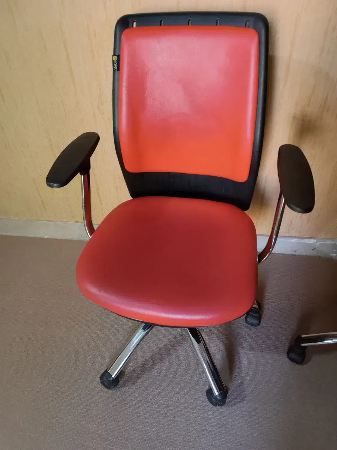 دوعدد صندلی جک دار گردان|صندلی و نیمکت|ایلام, |دیوار