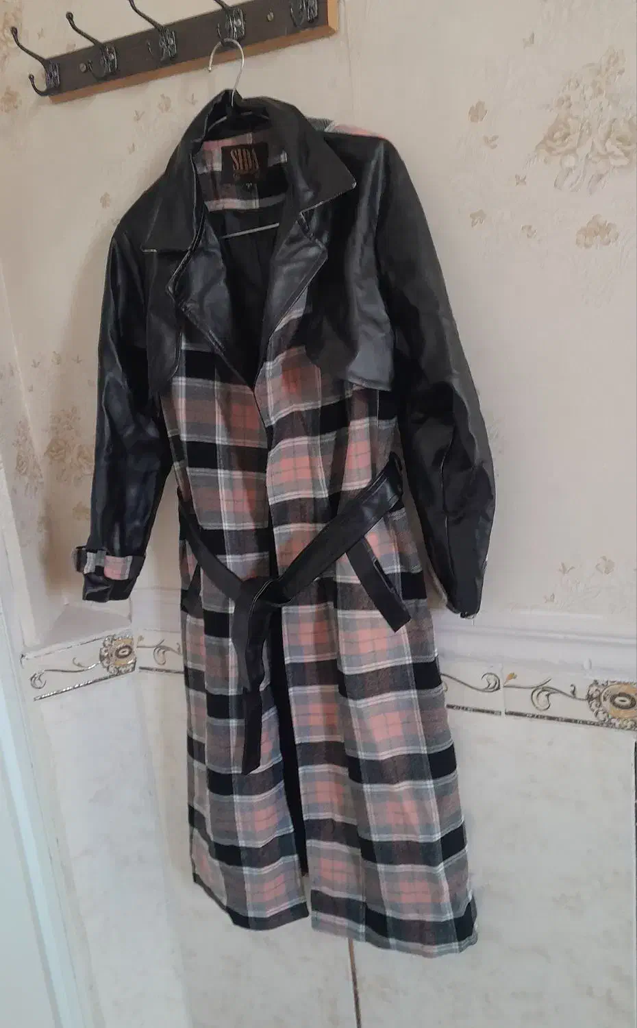 کاپشن|لباس|اشتهارد, |دیوار