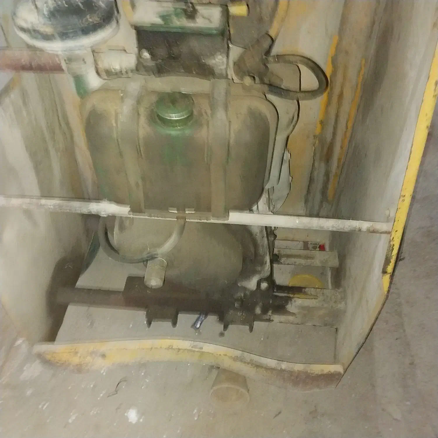 خلاطه دیزلی در حد نو|ماشین‌آلات صنعتی|بروجن, |دیوار