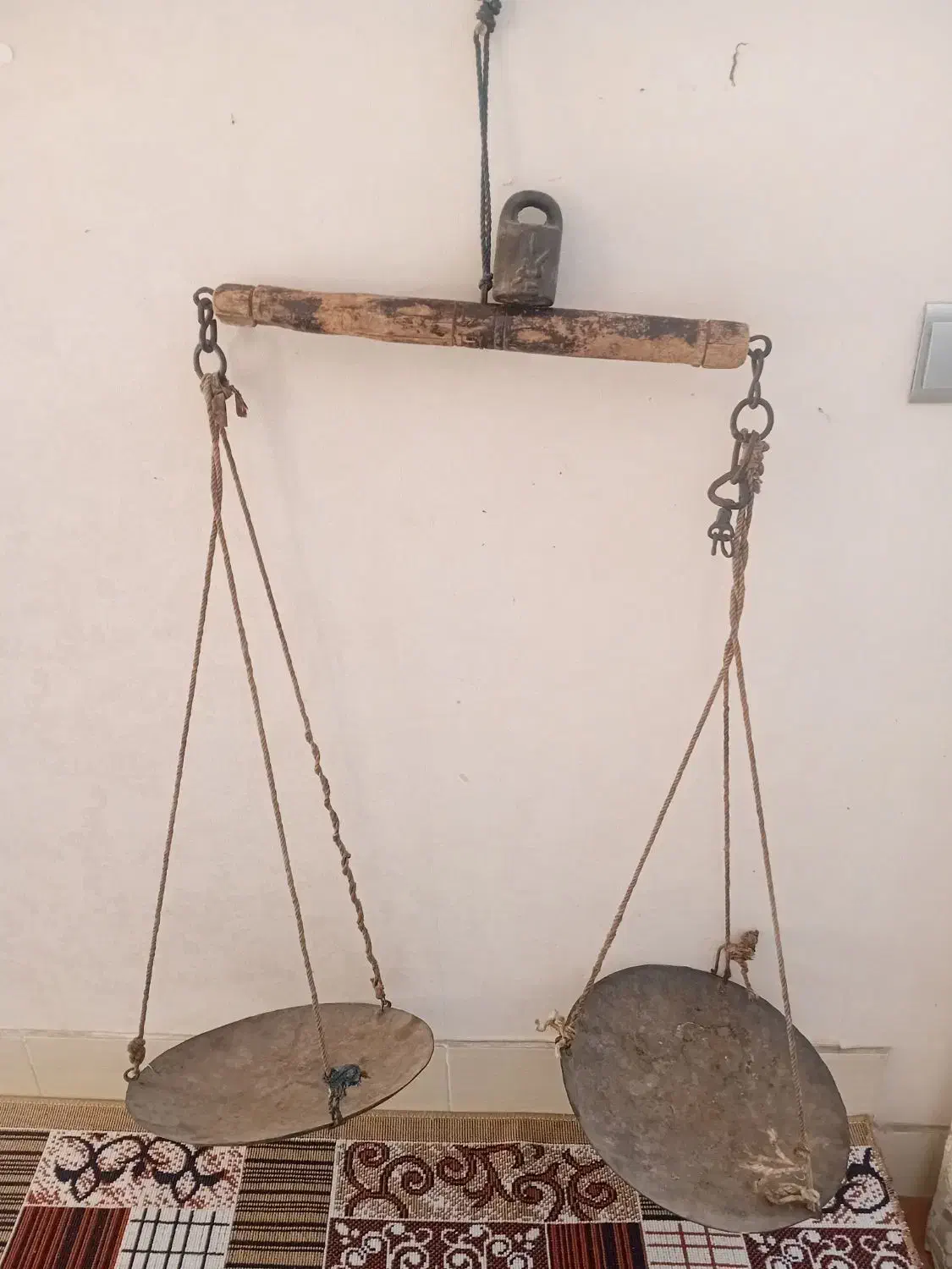 ترازوی قدیمی قدیمی|کلکسیون اشیاء عتیقه|قم, دانش|دیوار