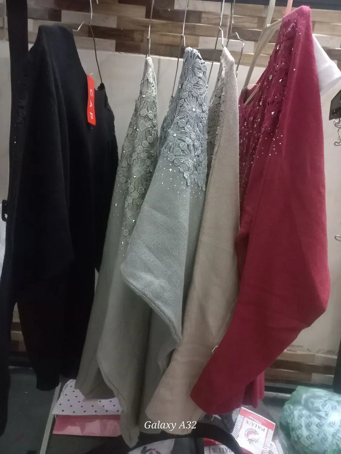 گپ گیپوری|لباس|مشهد, قائم|دیوار