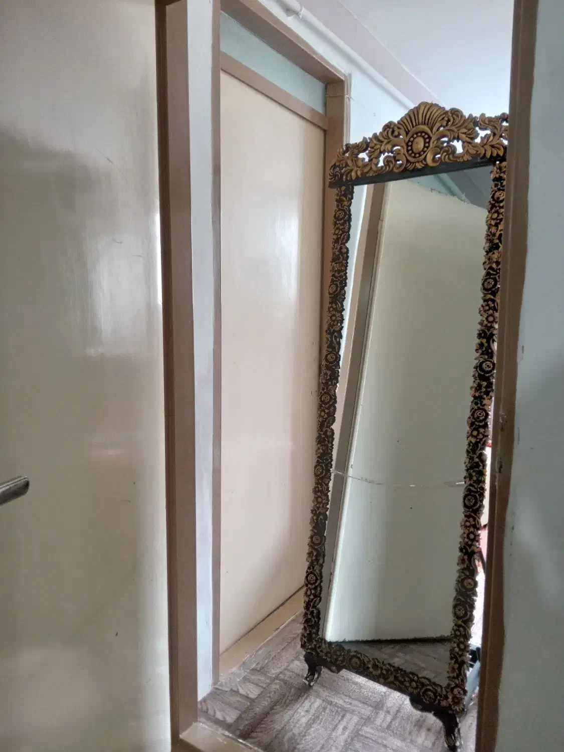 آینه ایستاده|آینه|سقز, |دیوار