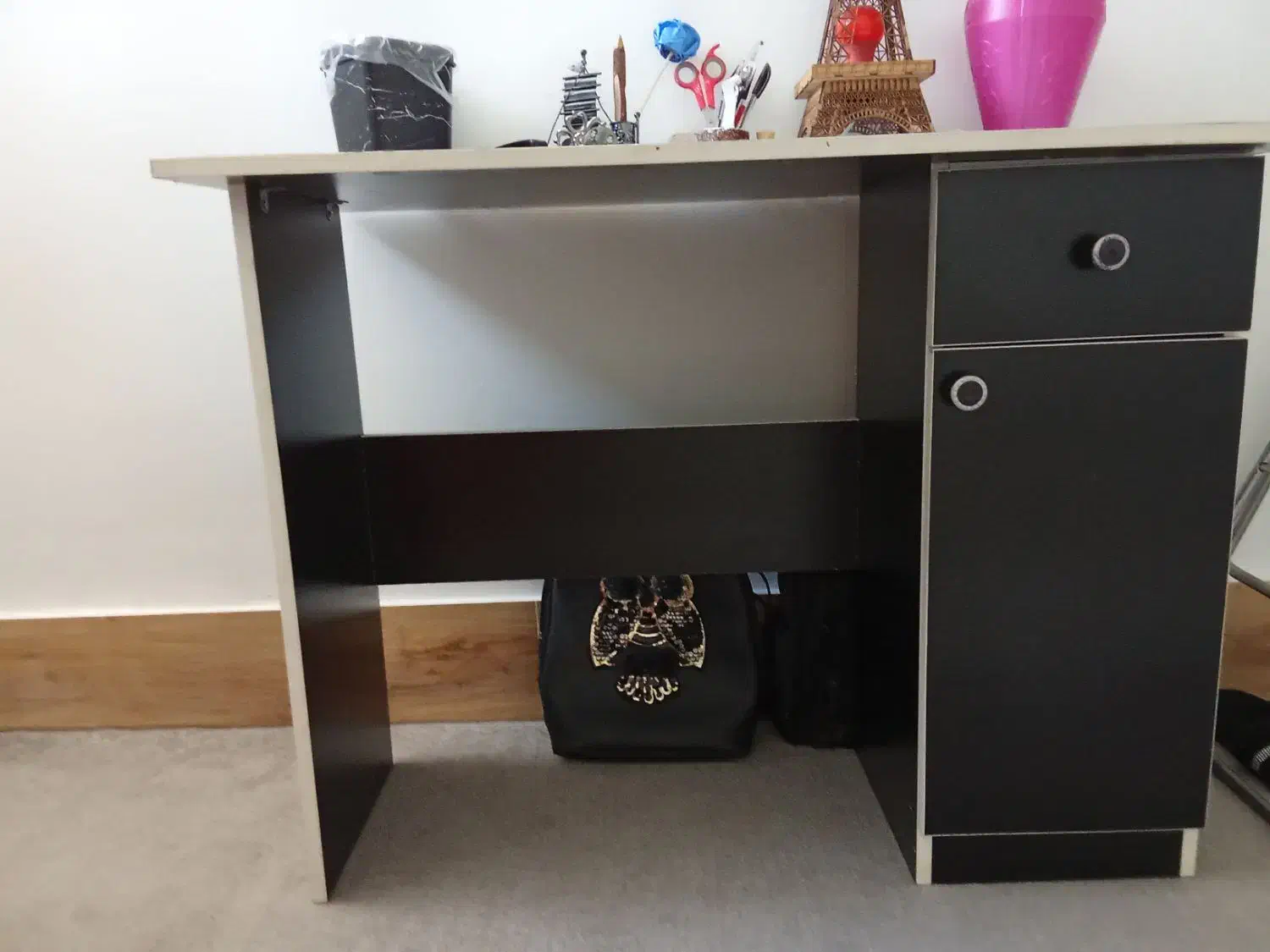 میز تحریر|میز تحریر و کامپیوتر|بیستون, |دیوار