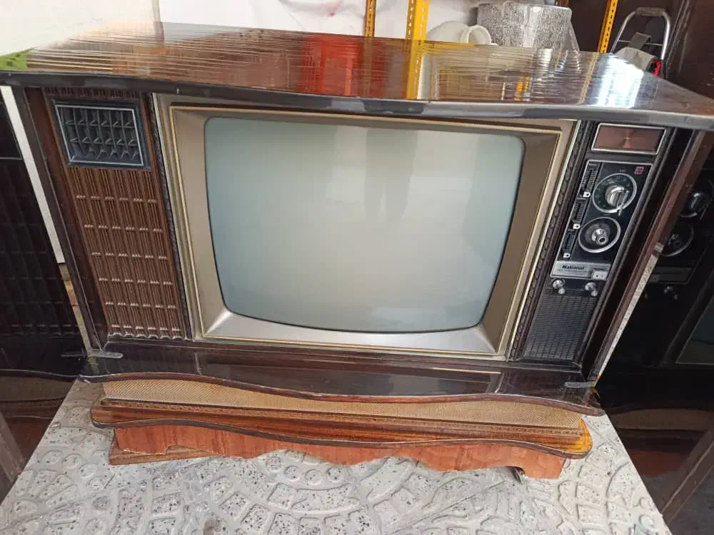 تلویزیون قدیمی|کلکسیون اشیاء عتیقه|صدرا-فارس, فاز ۱|دیوار