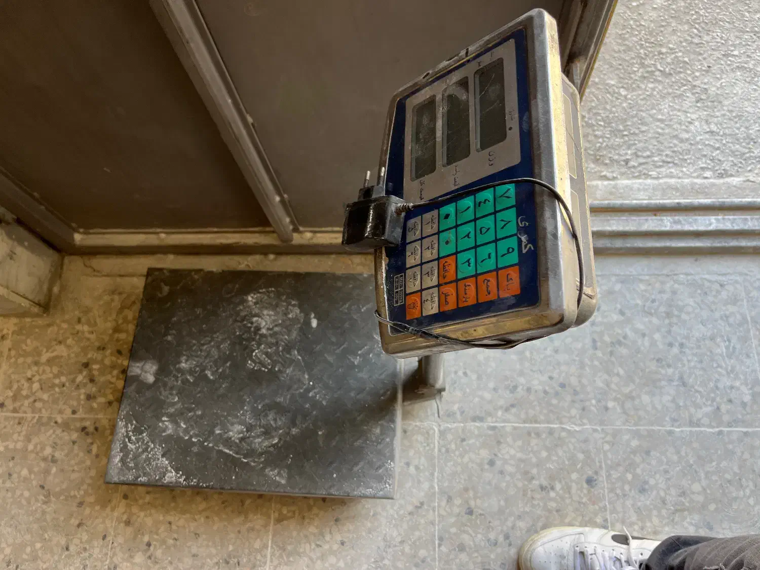 باسکول ۳۰۰کیلویی توزین مشابه نو|فروشگاه و مغازه|یزد, |دیوار